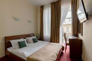 Гостиница Соло на Невском Проспекте Санкт-Петербург Эконом с 1 кроватью, балконом и видом на улицу Рубинштейна-1