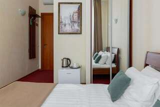 Гостиница Соло на Невском Проспекте Санкт-Петербург Эконом с 1 кроватью, балконом и видом на улицу Рубинштейна-3