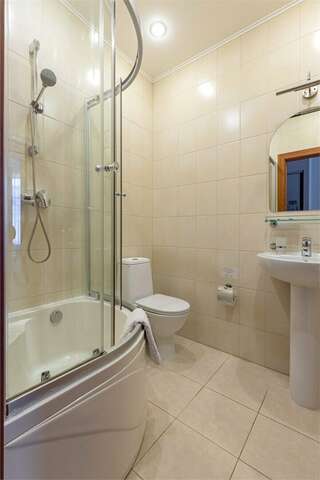 Гостиница Соло на Невском Проспекте Санкт-Петербург Большой номер с 1 кроватью, креслом и видом на Рубинштейна-9