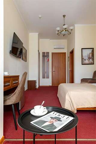 Гостиница Соло на Невском Проспекте Санкт-Петербург Большой номер с 1 кроватью, креслом и видом на Рубинштейна-6