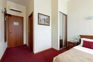 Гостиница Соло на Невском Проспекте Санкт-Петербург Стандарт с 2 раздельными кроватями и видом на Рубинштейна или во двор-5