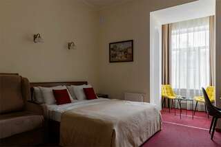 Гостиница Соло на Невском Проспекте Санкт-Петербург Большой номер с 1 кроватью, креслом и видом на Рубинштейна-1