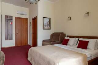 Гостиница Соло на Невском Проспекте Санкт-Петербург Большой номер с 1 кроватью, креслом и видом на Рубинштейна-2