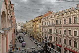 Гостиница Соло на Невском Проспекте Санкт-Петербург Большой номер с 1 кроватью, креслом и видом на Рубинштейна-10