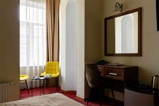 Гостиница Соло на Невском Проспекте Санкт-Петербург Большой номер с 1 кроватью, креслом и видом на Рубинштейна-3