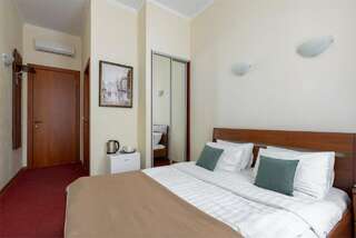 Гостиница Соло на Невском Проспекте Санкт-Петербург Эконом с 1 кроватью, балконом и видом на улицу Рубинштейна-2